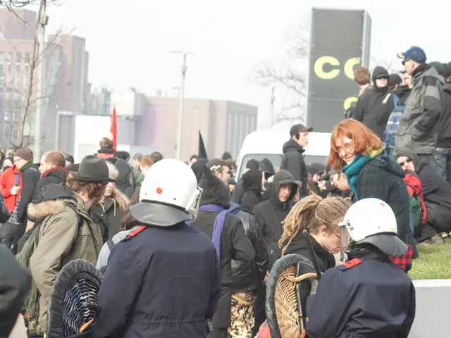 Authorities apprehend suspect with psychological instability, detained by elite police unit.