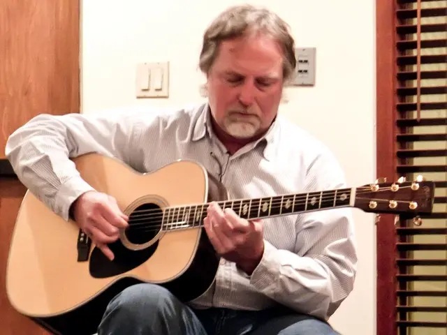 Adrian Belew discusses his numb left hand, an issue persisting from his waking hours to soundcheck,...