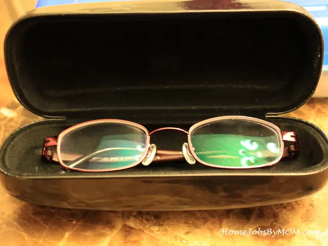 Durability of Contact Lenses: Essential Information Before Choosing Reusable or Daily Lens Options